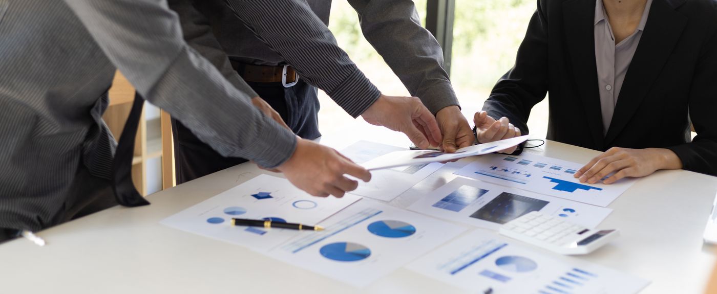 Analysts combining several expert forecasts around a table, a key step in forecast evaluation